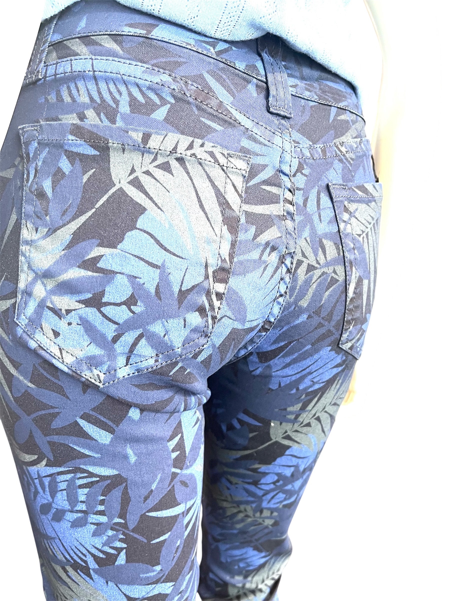 Jonny Q capribuks P1426 – 7/8-længde i jungleprint med blå og grønne blade