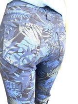 Jonny Q capribuks P1426 – 7/8-længde i jungleprint med blå og grønne blade