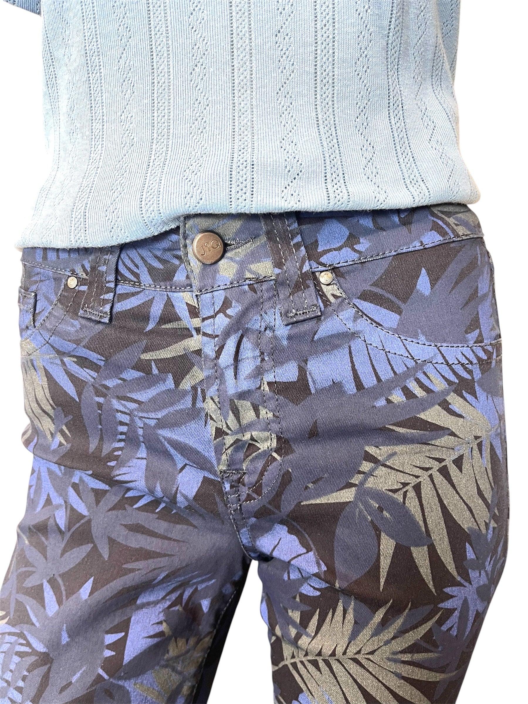 Jonny Q capribuks P1426 – 7/8-længde i jungleprint med blå og grønne blade