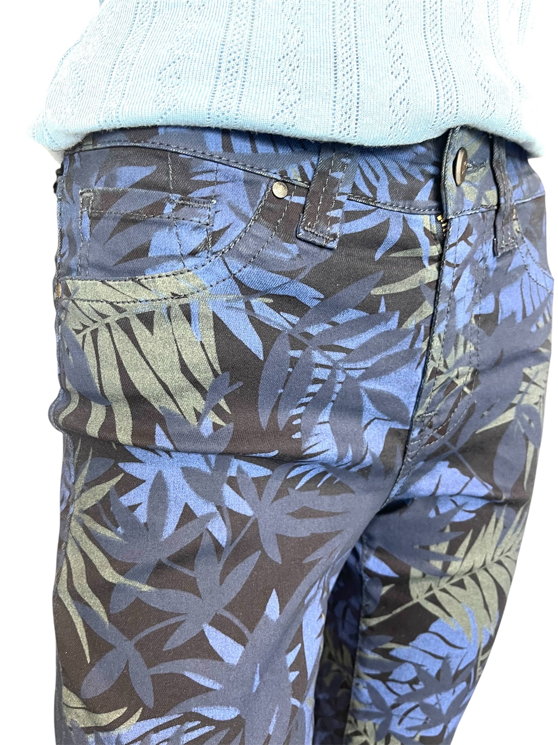 Jonny Q capribuks P1426 – 7/8-længde i jungleprint med blå og grønne blade