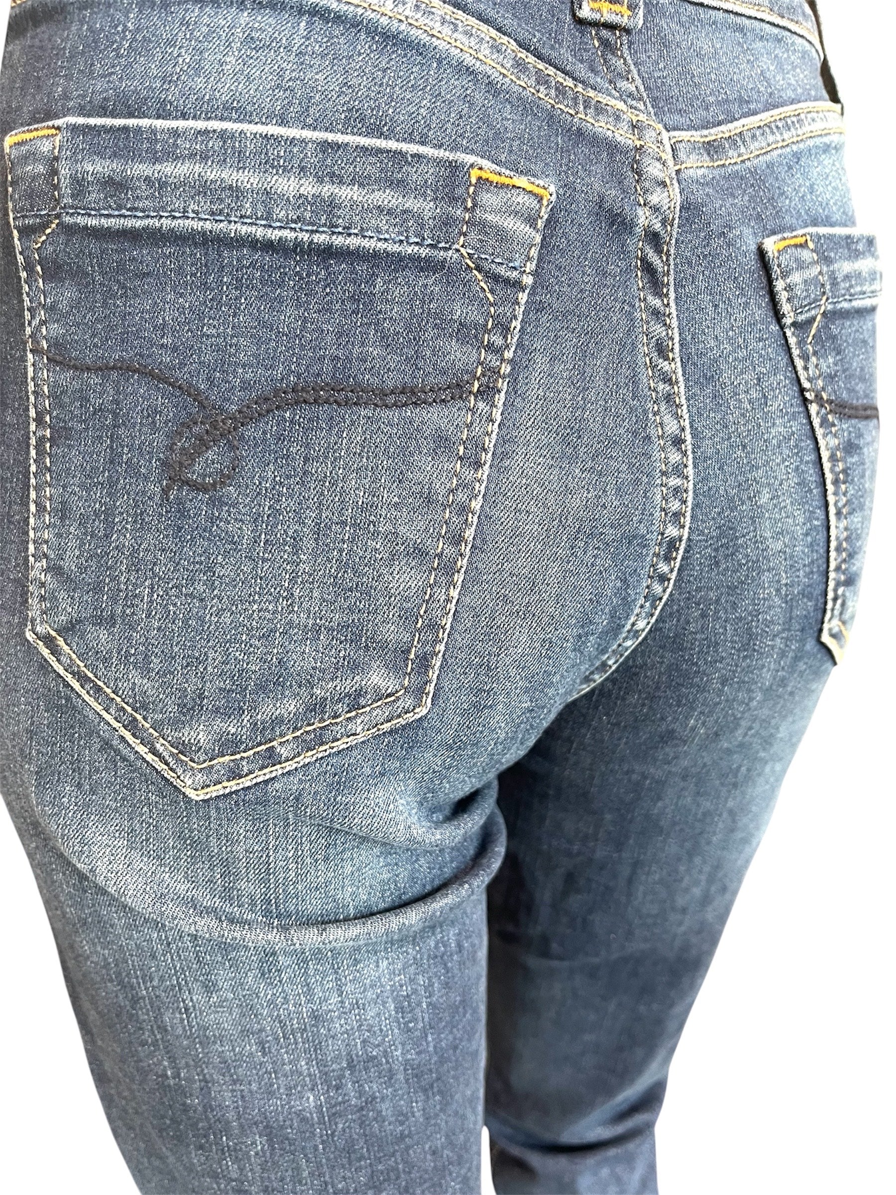 Jonny Q jeans med tydelige syninger og rå detaljer – komfortabel pasform til kvinder