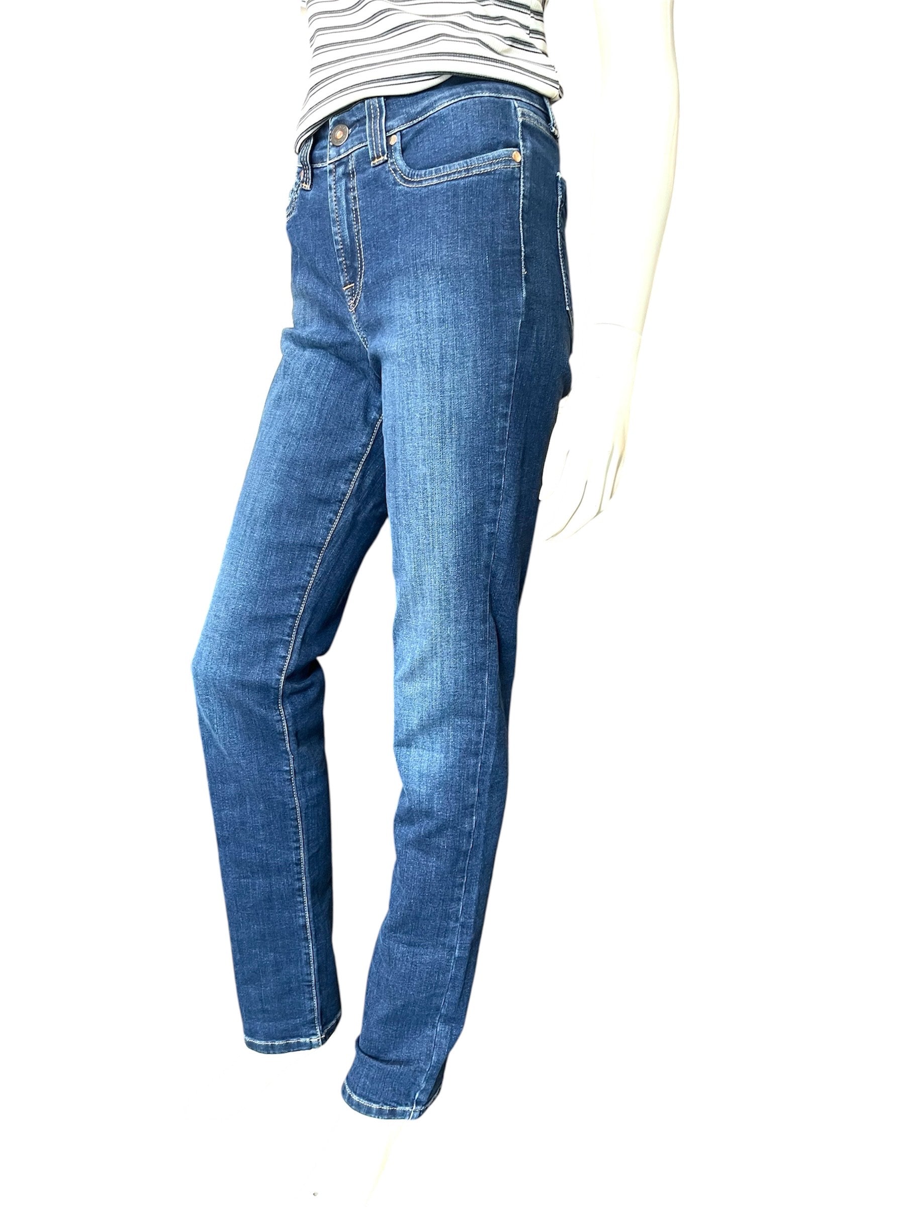 Jonny Q jeans med tydelige syninger og rå detaljer – komfortabel pasform til kvinder