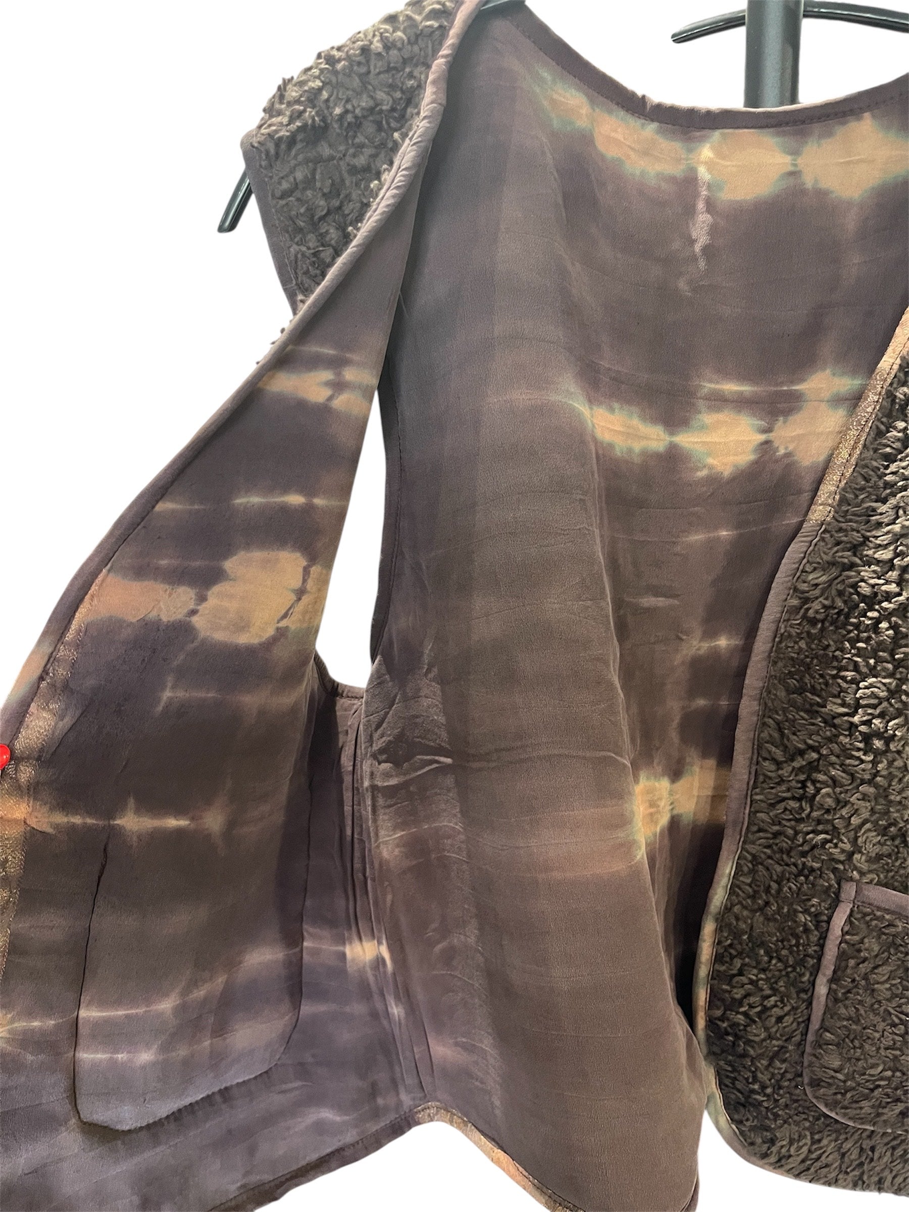 Detalje: blød teddy-yderdel og farverigt vintage silkefór – Cofur T117C