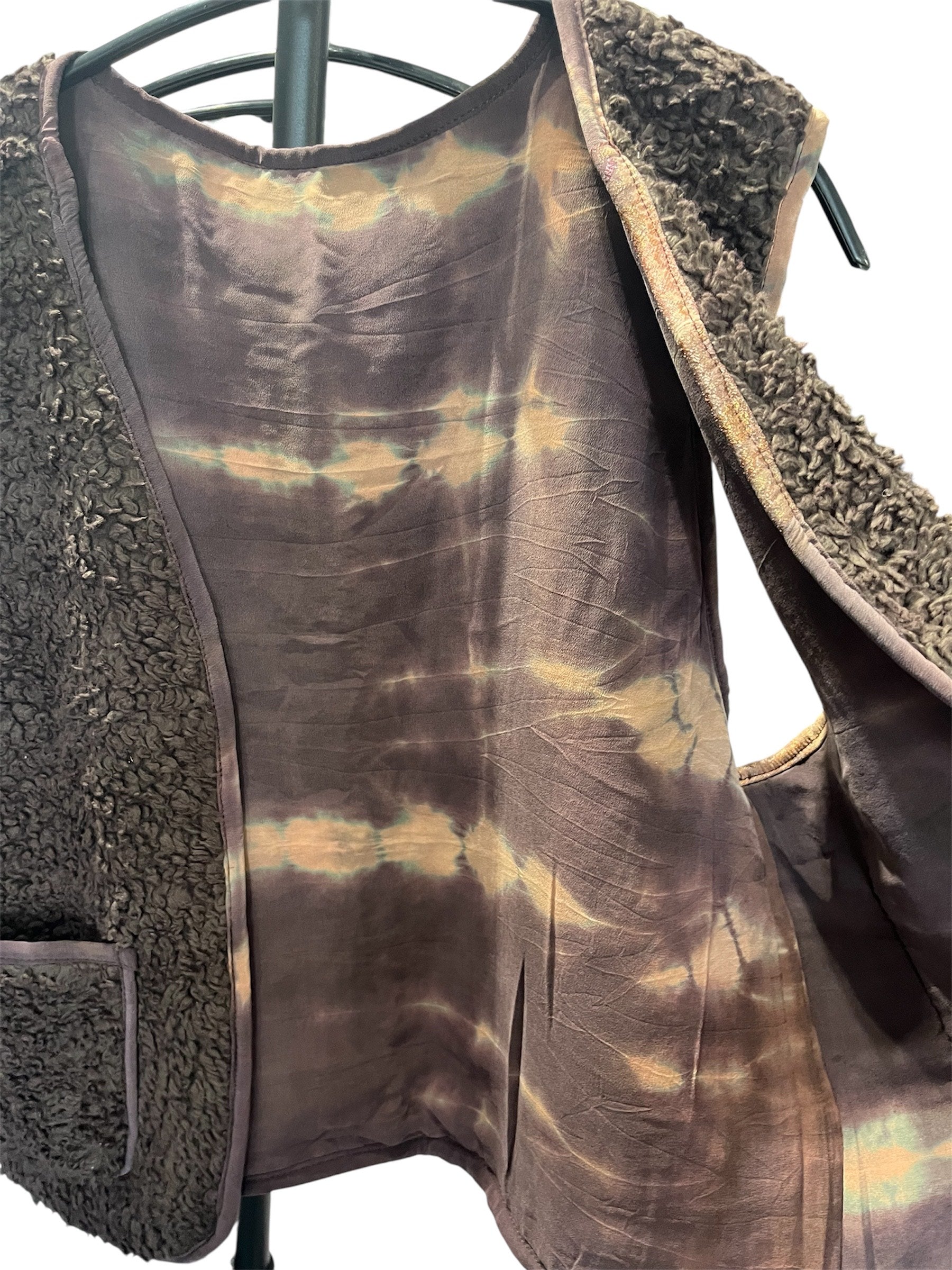 Detalje: blød teddy-yderdel og farverigt vintage silkefór – Cofur T117C