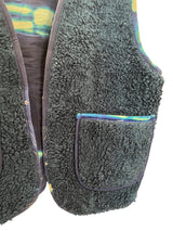 Detalje: blød teddy-yderdel og farverigt vintage silkefór – Cofur T117C