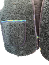 Detalje: blød teddy-yderdel og farverigt vintage silkefór – Cofur T117C