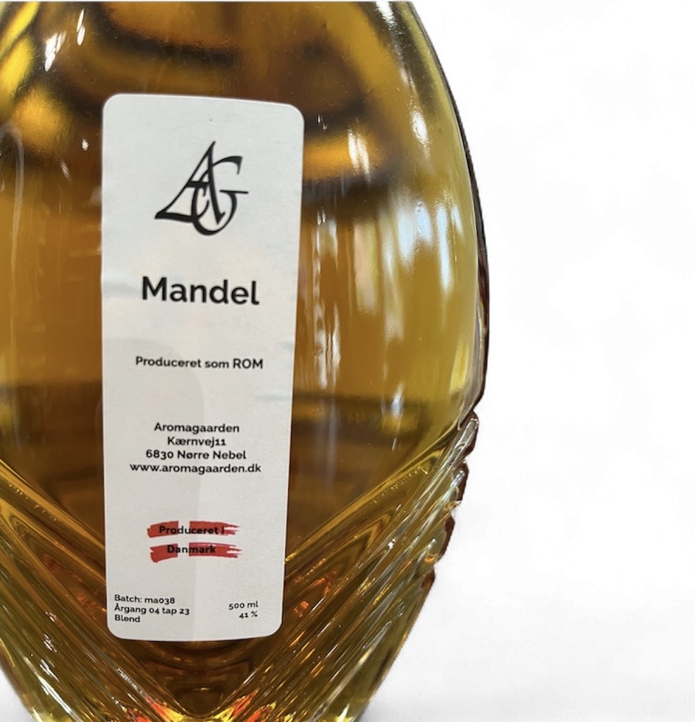 Aromagaarden Mandel Rom 500 ml i flot flaske fra Nørre Nebel