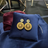 Forgyldte øreringe fra Maq Jewelry med gyldne perler og rosa midte