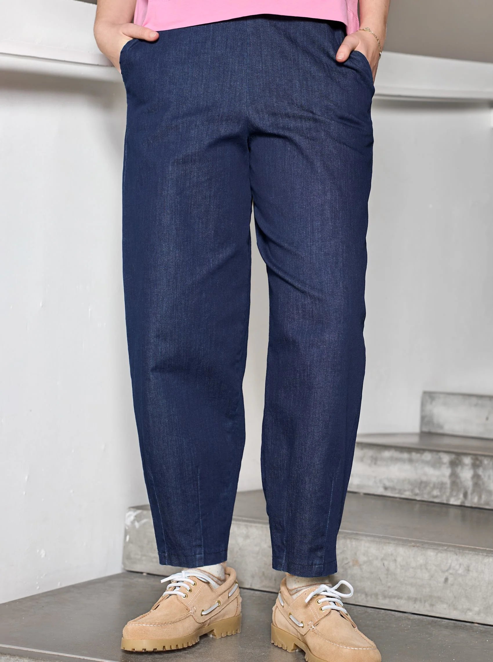 Denice denim bukser fra Black Colour med barrel benform og fast linning