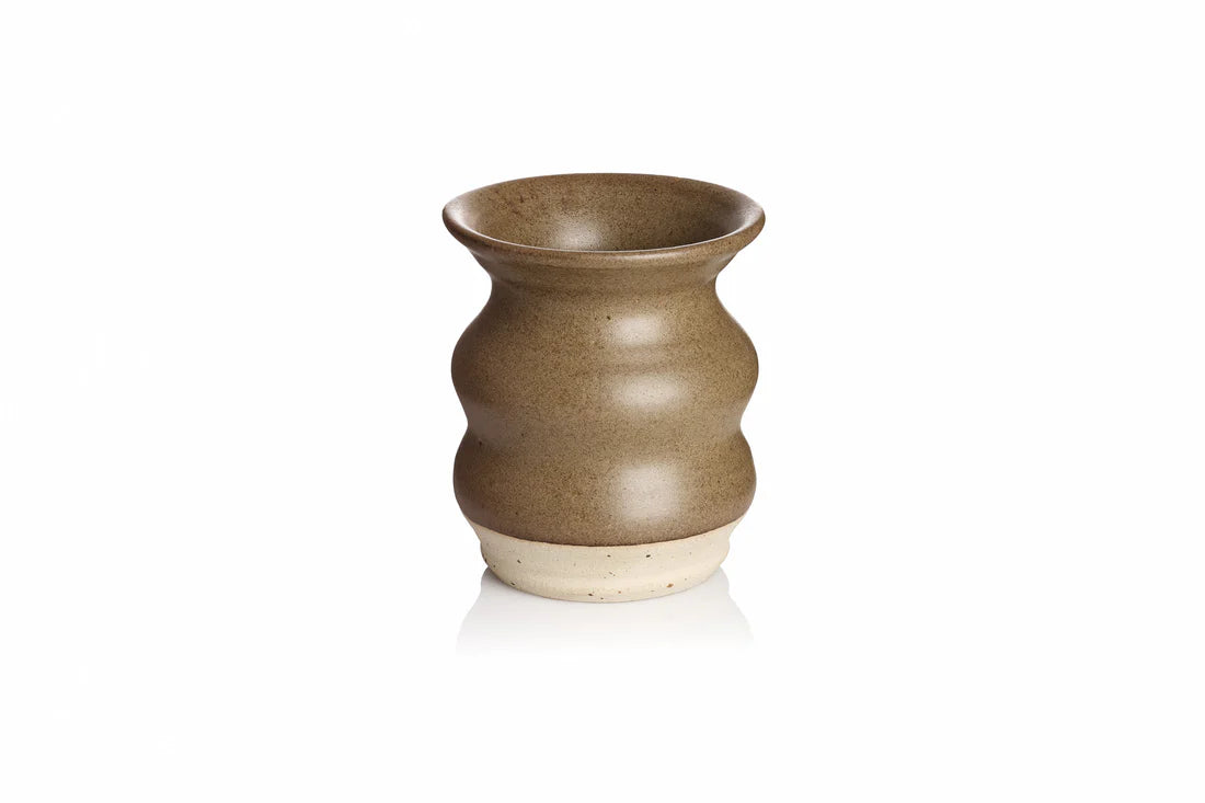 Dansende Diva vase i keramik fra Vangs Keramiske Værksted i farven Grandma’s Gravy
