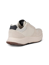 Moderne sneaker med korksål og bæredygtige materialer


