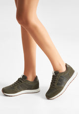 WODEN Ronja Icon WL712 i Dark Olive – sporty sneaker i ruskind og genanvendt mesh med W-logo