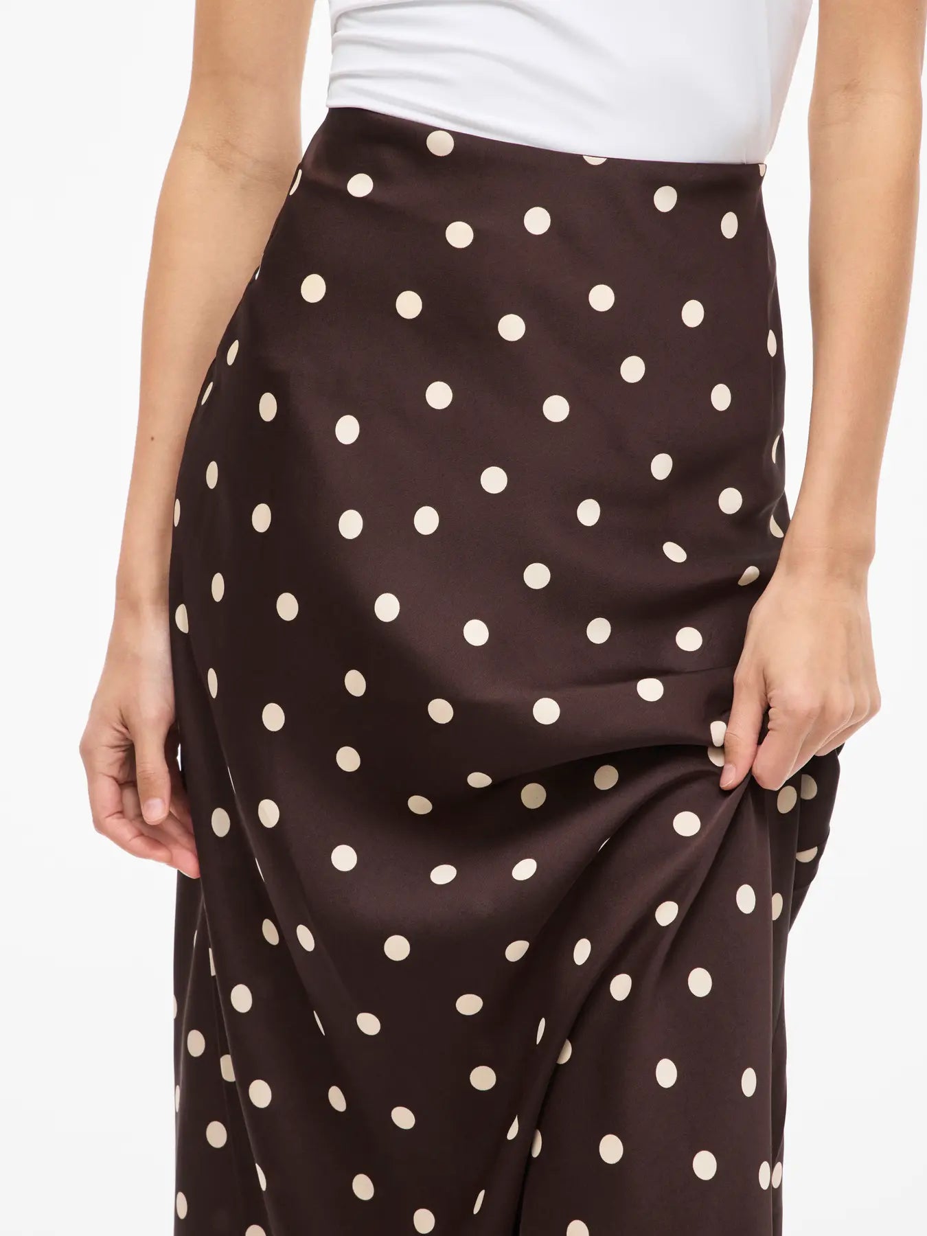 VILA VIELLETTE HW midi skirt i coffee bean sandshell dots – satin nederdel