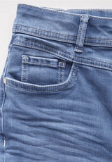 Detalje: Light Blue Wash, knap/lynlås og 5-lommersdesign – York HW
