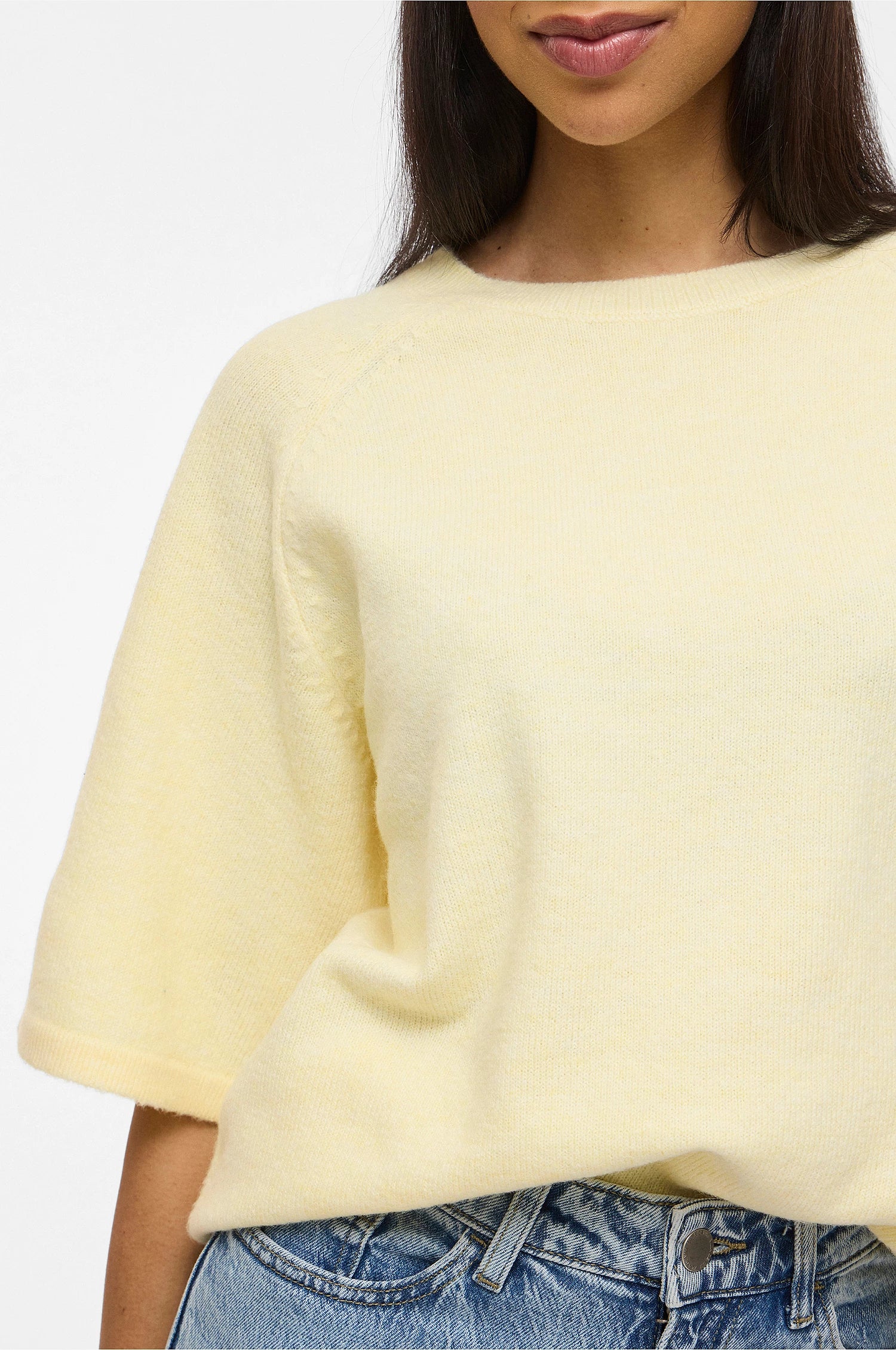 Let strik top i pastel yellow damebluse
