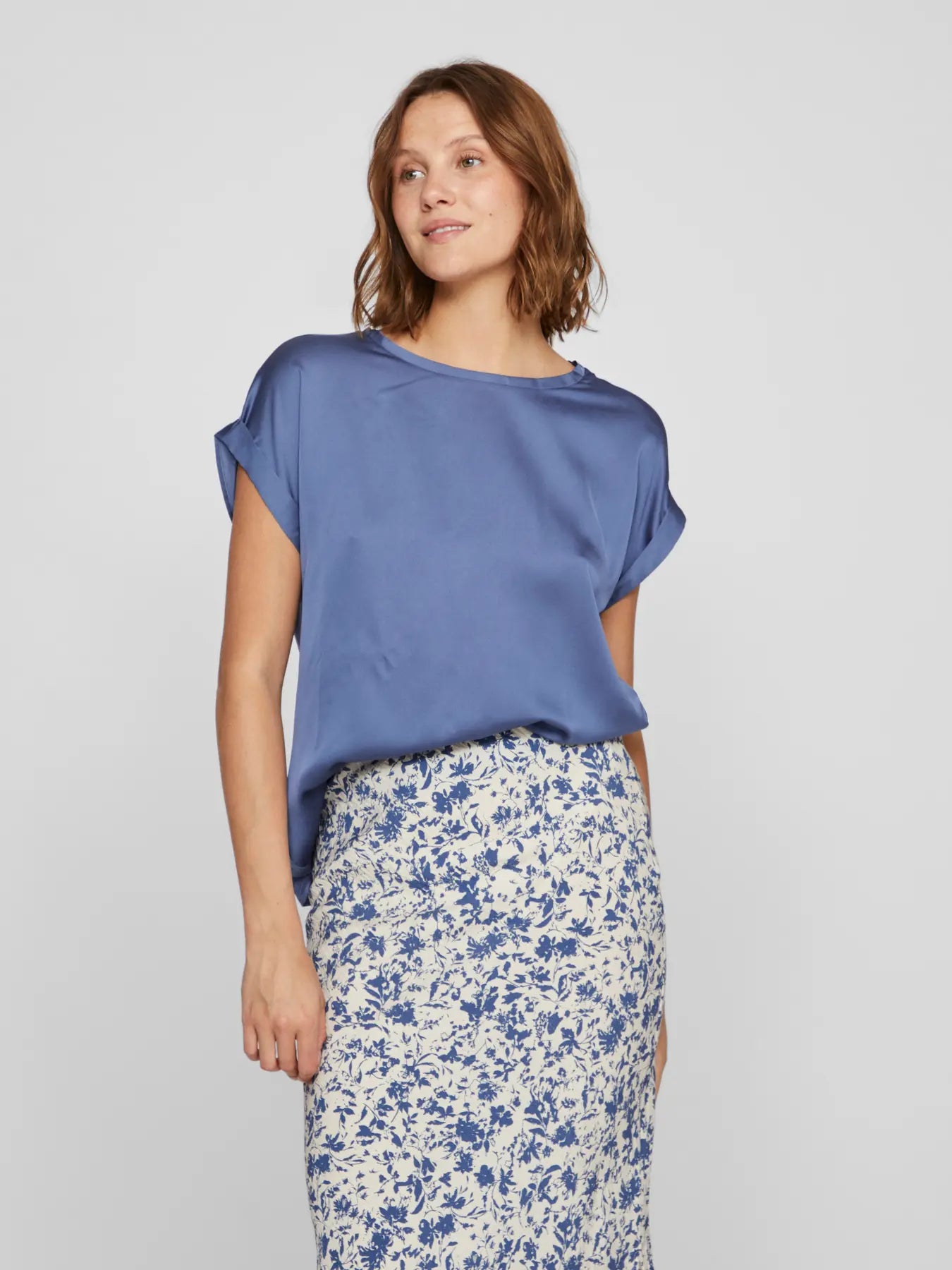 Satin bluse med korte ærmer og flot fald