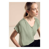 Street One mat-mix bluse 321479 i støvgrøn – V-udskæring med knap