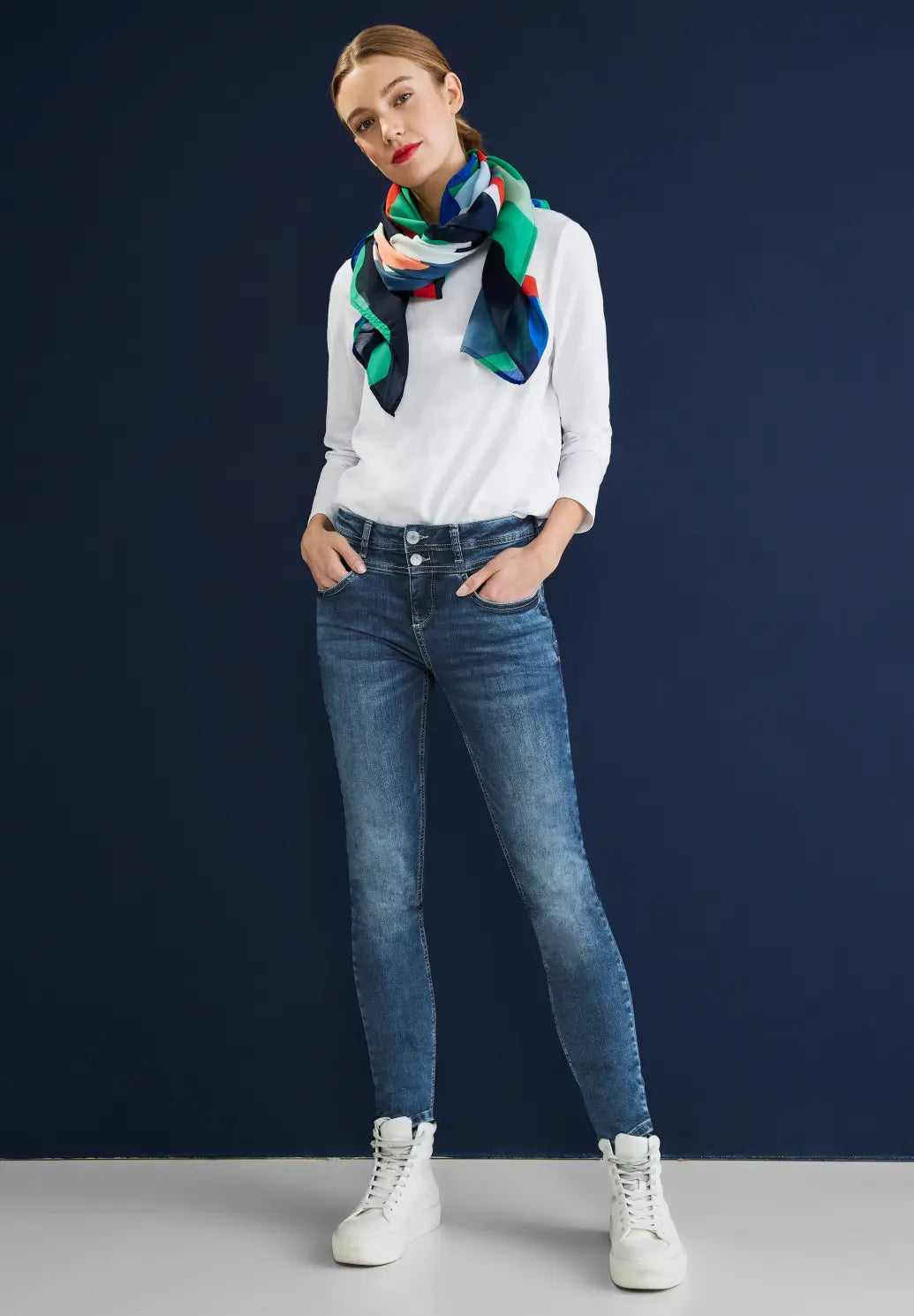 Stretchy indigo denim med smalle ben – Street One York