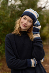 Mansted ADRIENNE hue – 53 Blue, front i ribstrik med striber