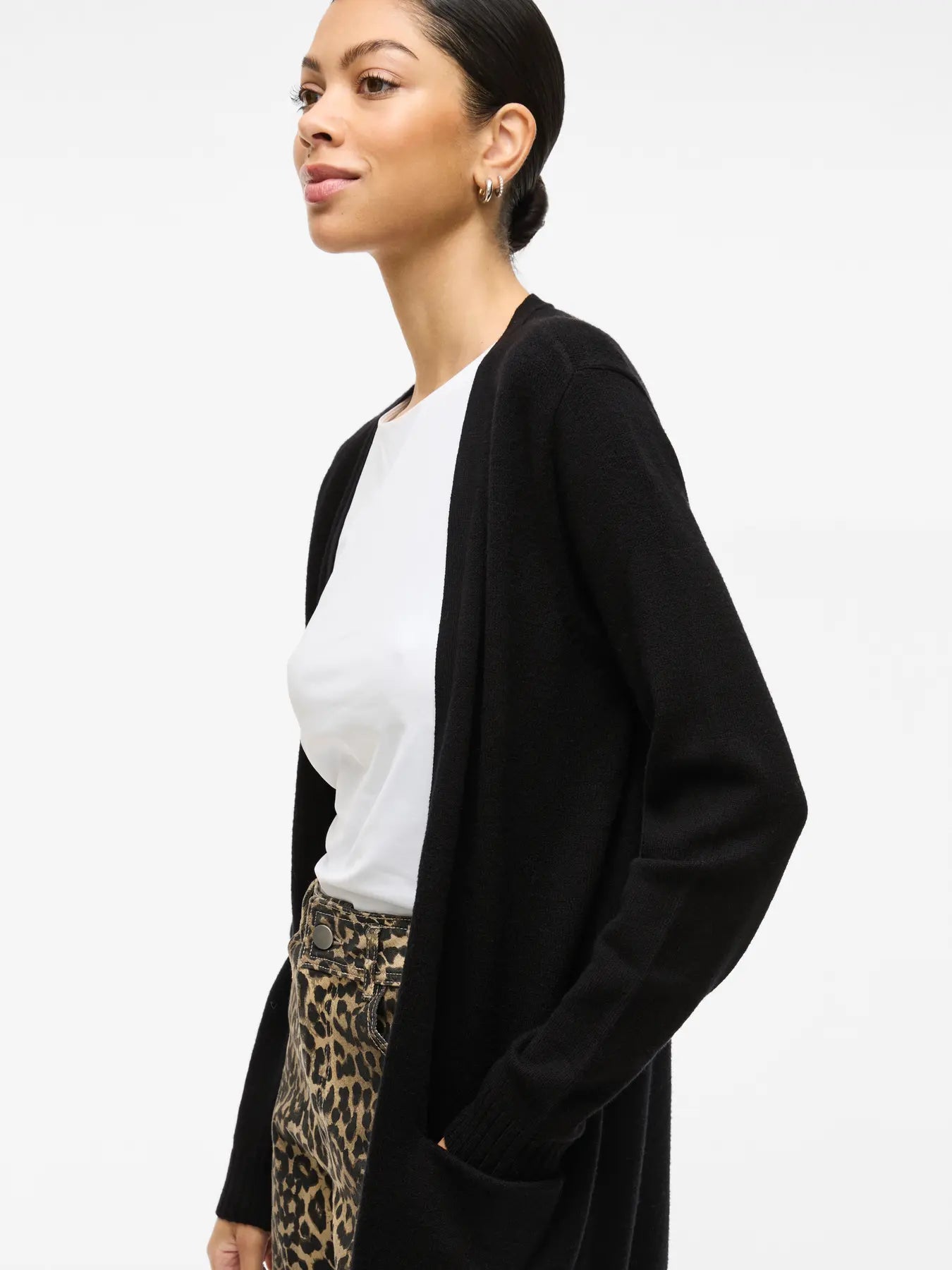Styling: sort VIRIL cardigan over T-shirt og jeans – VILA 14044041