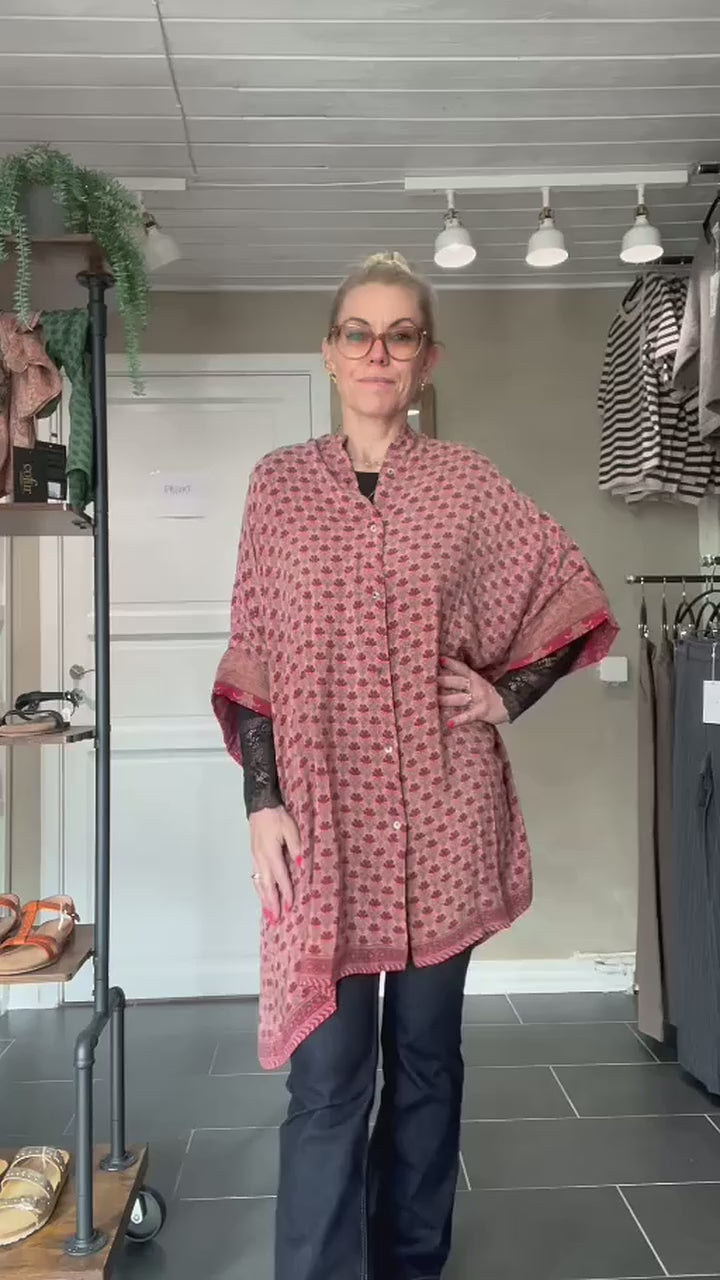 Diva Tunika fra Cofur i genanvendt silke med rødt mønster
