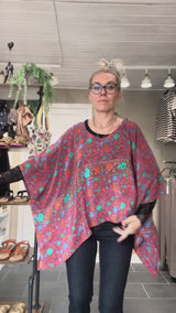Cofur Denmark Lombok Poncho Blouse rosa med blomstermønster i vintage indisk sarisilke