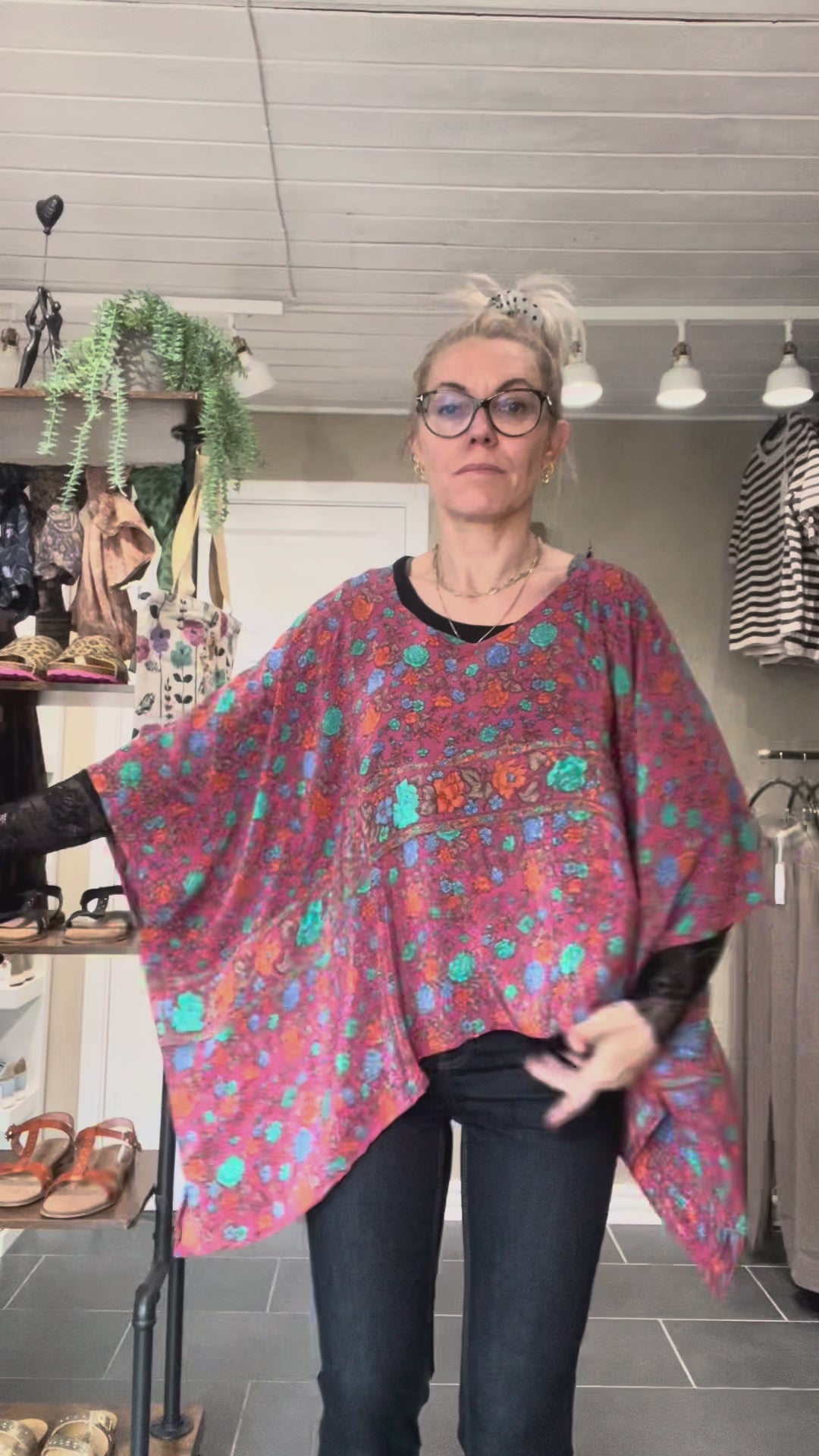 Cofur Denmark Lombok Poncho Blouse rosa med blomstermønster i vintage indisk sarisilke
