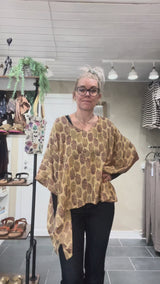 Cofur Denmark Lombok Poncho Blouse gylden med mønster i vintage indisk sarisilke