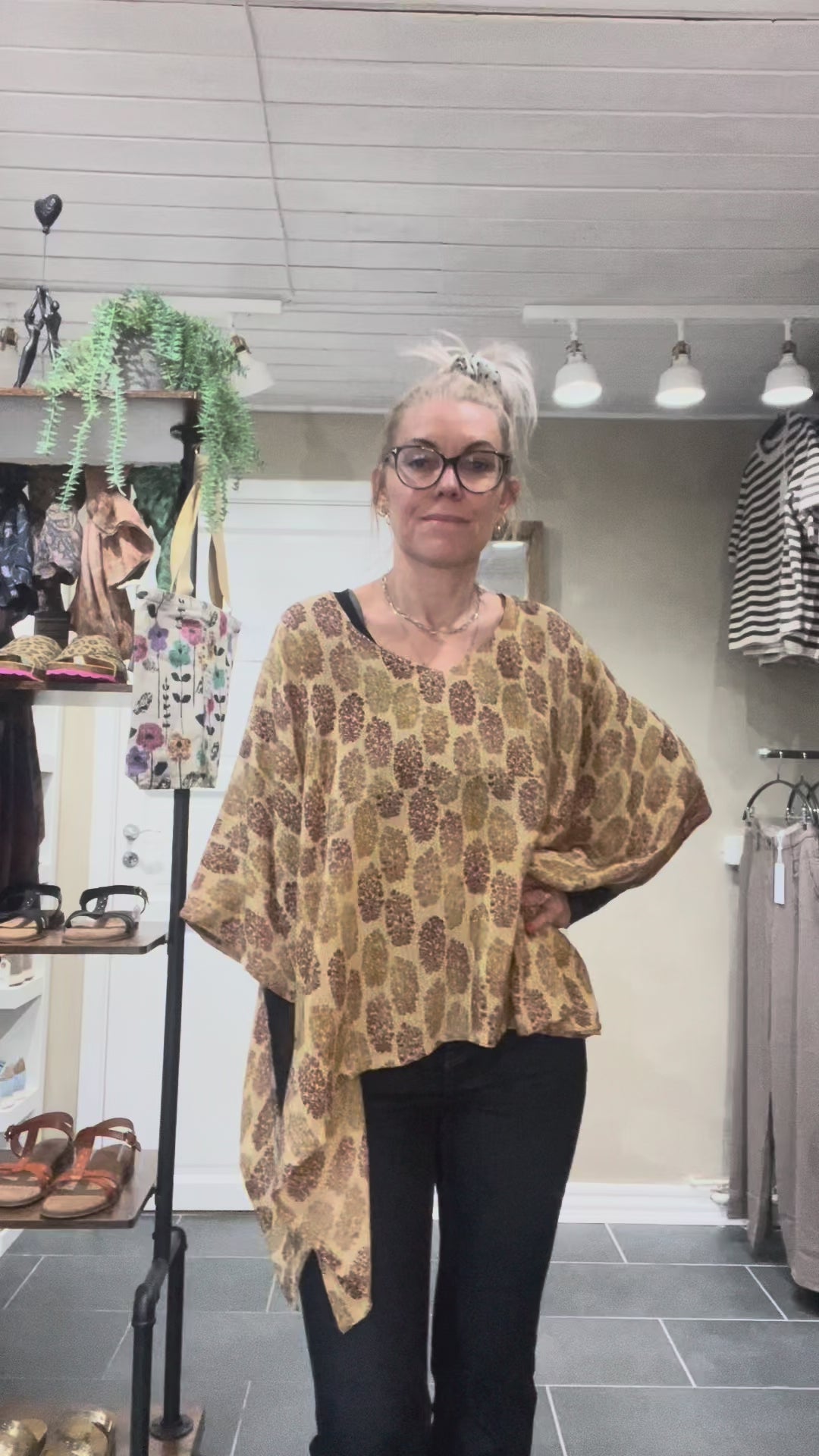 Cofur Denmark Lombok Poncho Blouse gylden med mønster i vintage indisk sarisilke