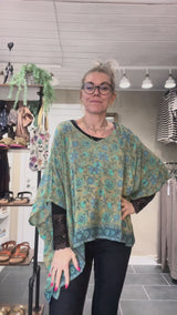 Cofur Denmark Lombok Poncho Blouse blå med blomstermønster i vintage indisk sarisilke