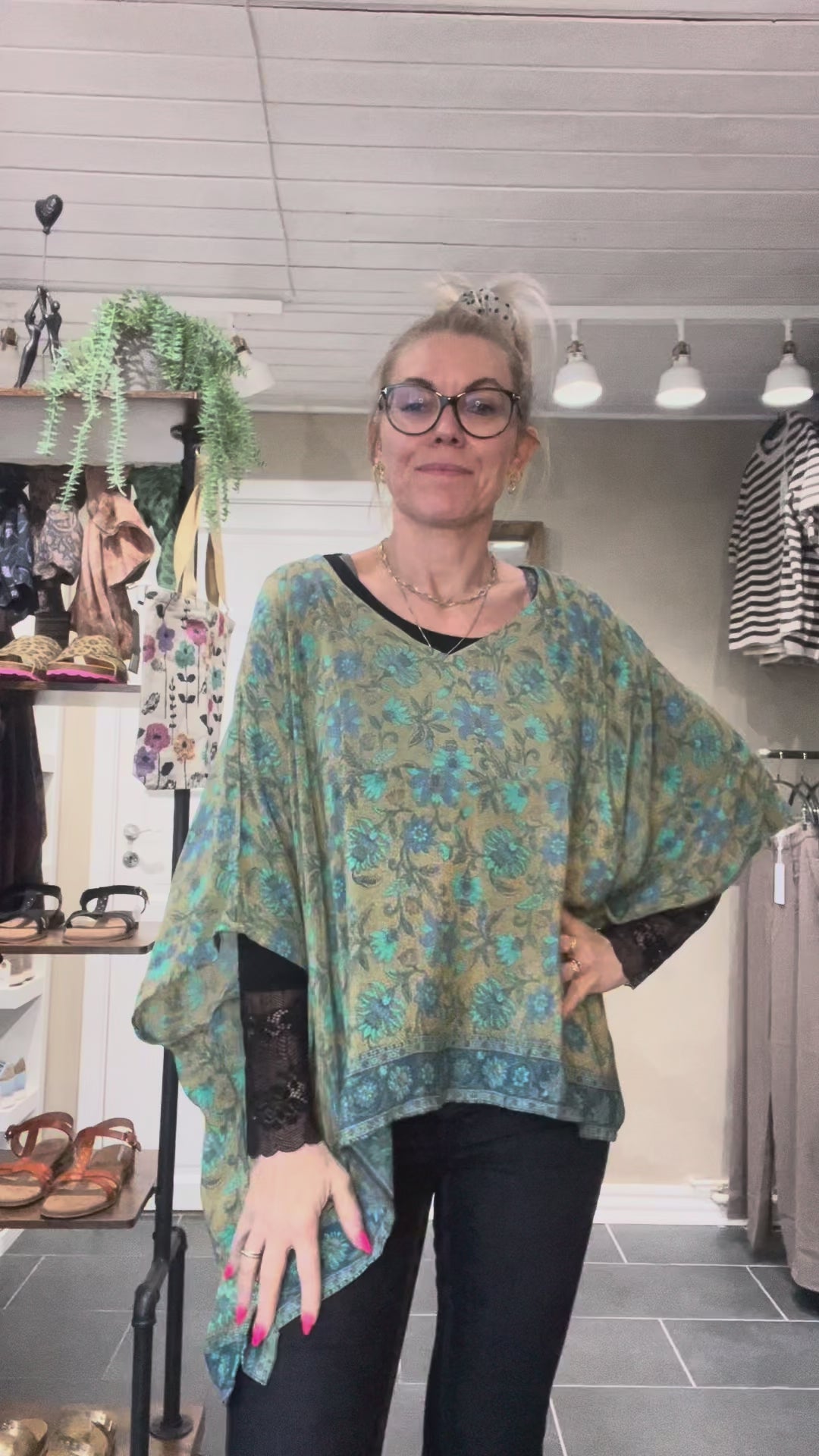Cofur Denmark Lombok Poncho Blouse blå med blomstermønster i vintage indisk sarisilke