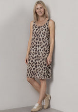 Ærmeløs sommerkjole med leopardmønster i beige nuancer