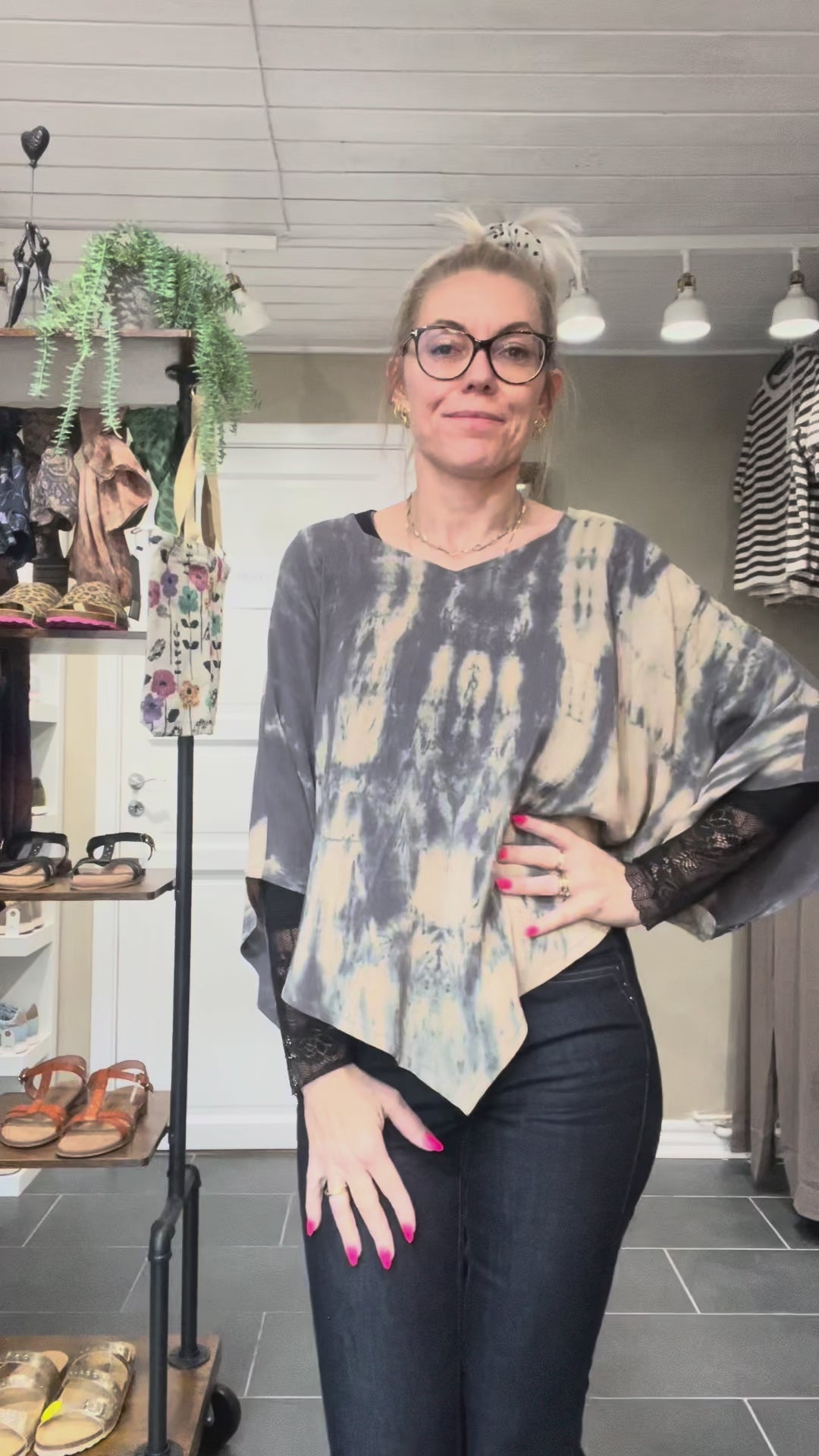 Cofur Denmark Poncho Blouse støvet grå og beige i genanvendt indisk sarisilke