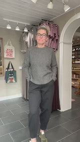 Zita Yak Strik Cold Grey fra Mansted med relaxed fit
