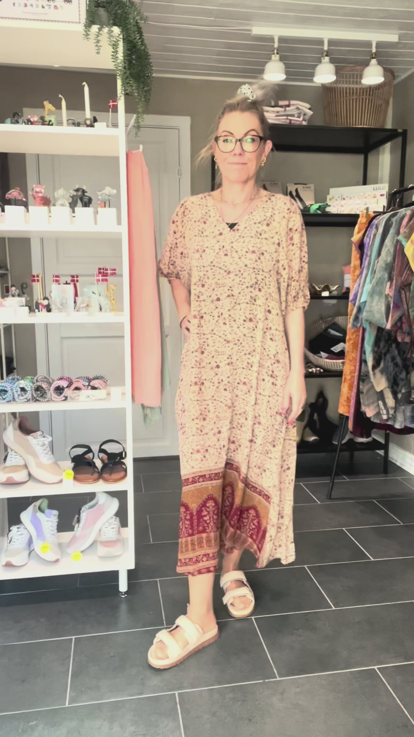 rosa og rødblomstret Rosalina Dress fra Cofur Denmark i sari silke