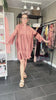 Cofur City Dress i varm rosa - genanvendt vintage sari-silke