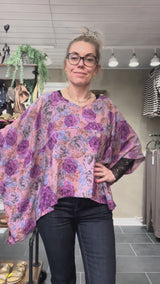 Cofur Denmark Lombok Poncho Blouse lilla blomstret i vintage indisk sarisilke