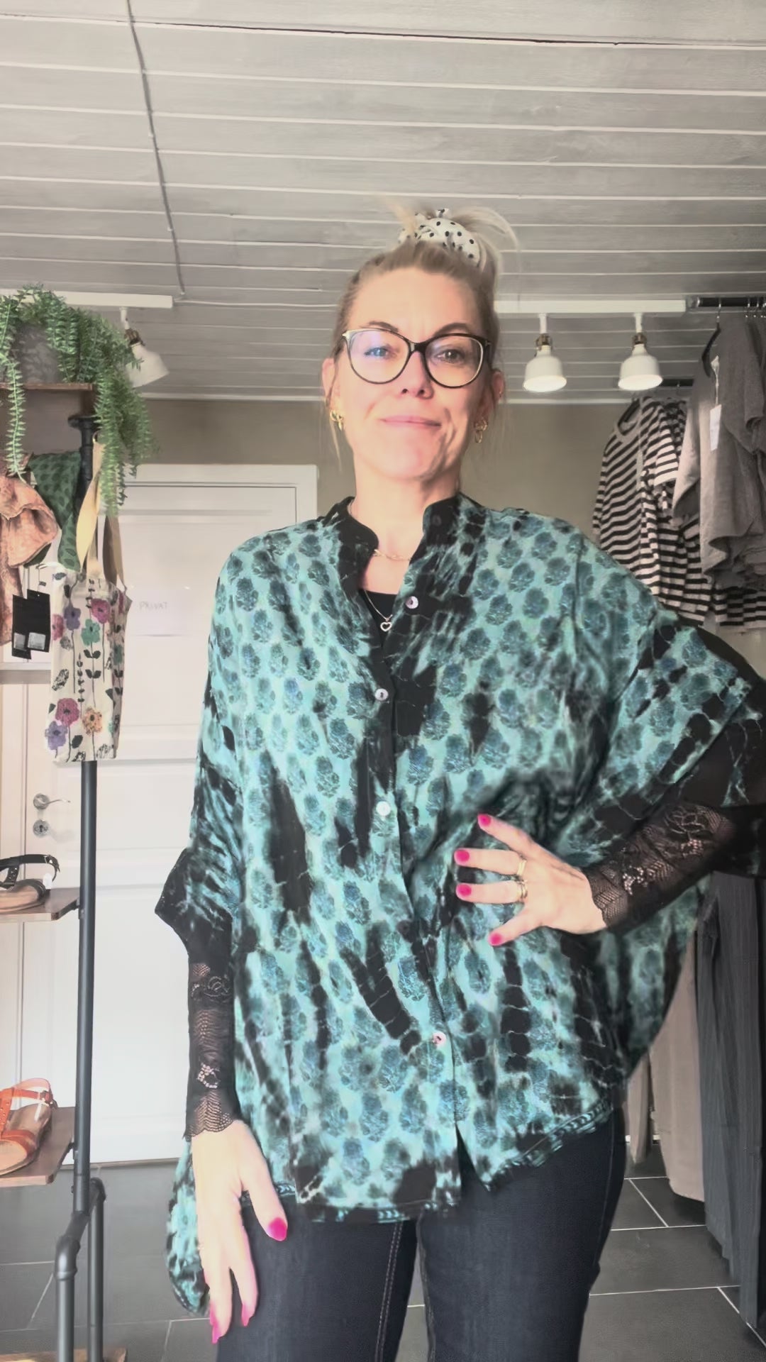 Cofur Denmark Diva Blouse blå tie-dye i genanvendt indisk sarisilke