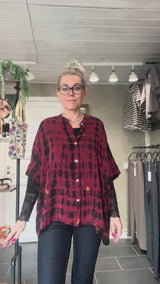 Cofur Denmark Diva Blouse rød tie-dye i upcyclet sari-silke