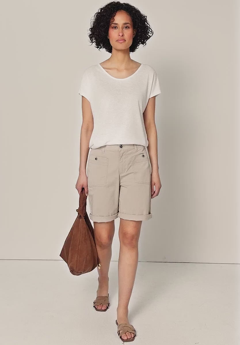 Lyse shorts med turn up til dame