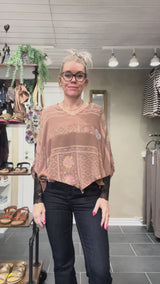 Cofur Denmark Poncho Blouse sart lysebrun i genanvendt indisk sarisilke