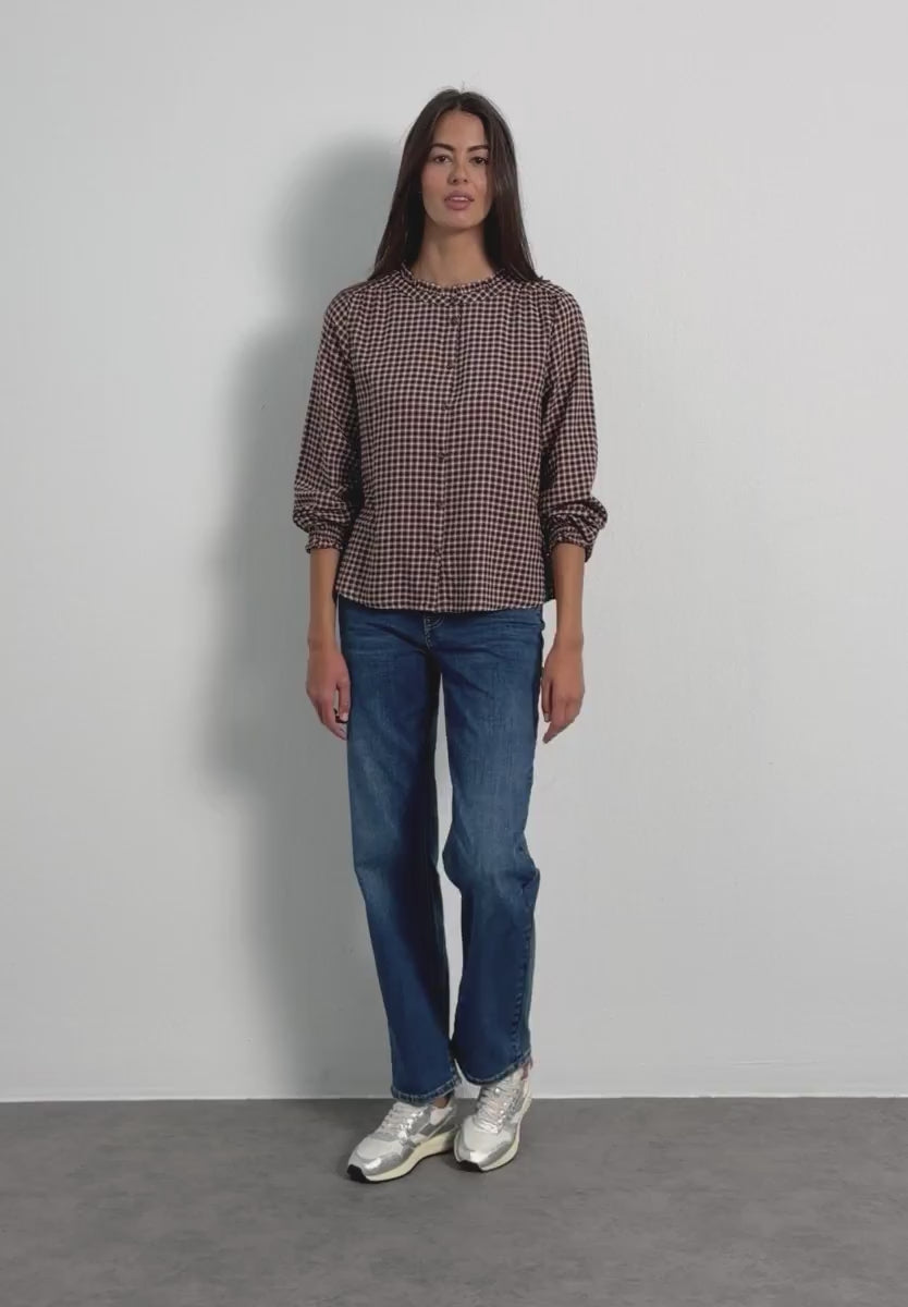 Street One ternet bluse i Warm Blush med flæsedetaljer