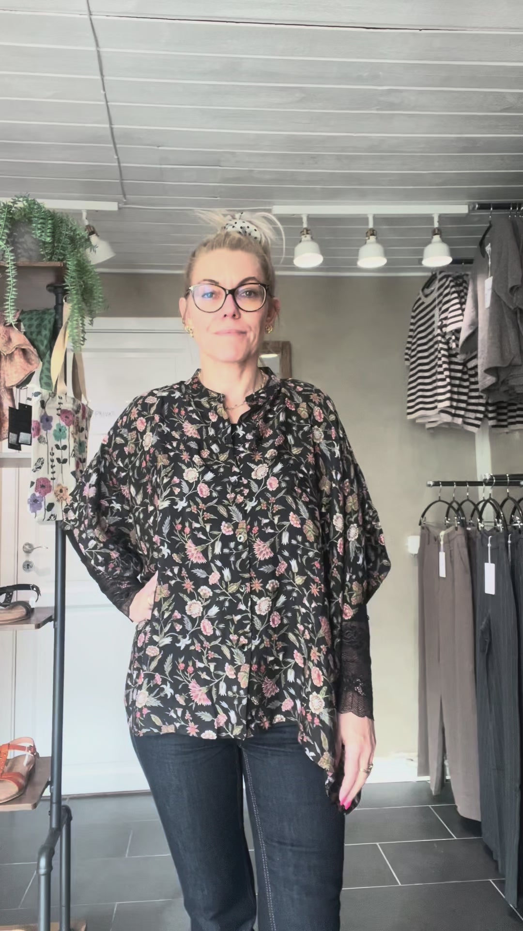 Cofur Denmark Diva Blouse med blomstermønster i genanvendt indisk sarisilke