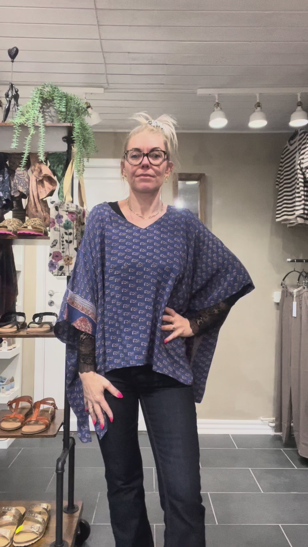 Cofur Denmark Lombok Poncho Blouse klar blå med mønster i vintage indisk sarisilke