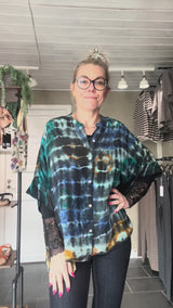 Cofur Denmark Diva Blouse blå og grøn tie-dye i genanvendt indisk sarisilke