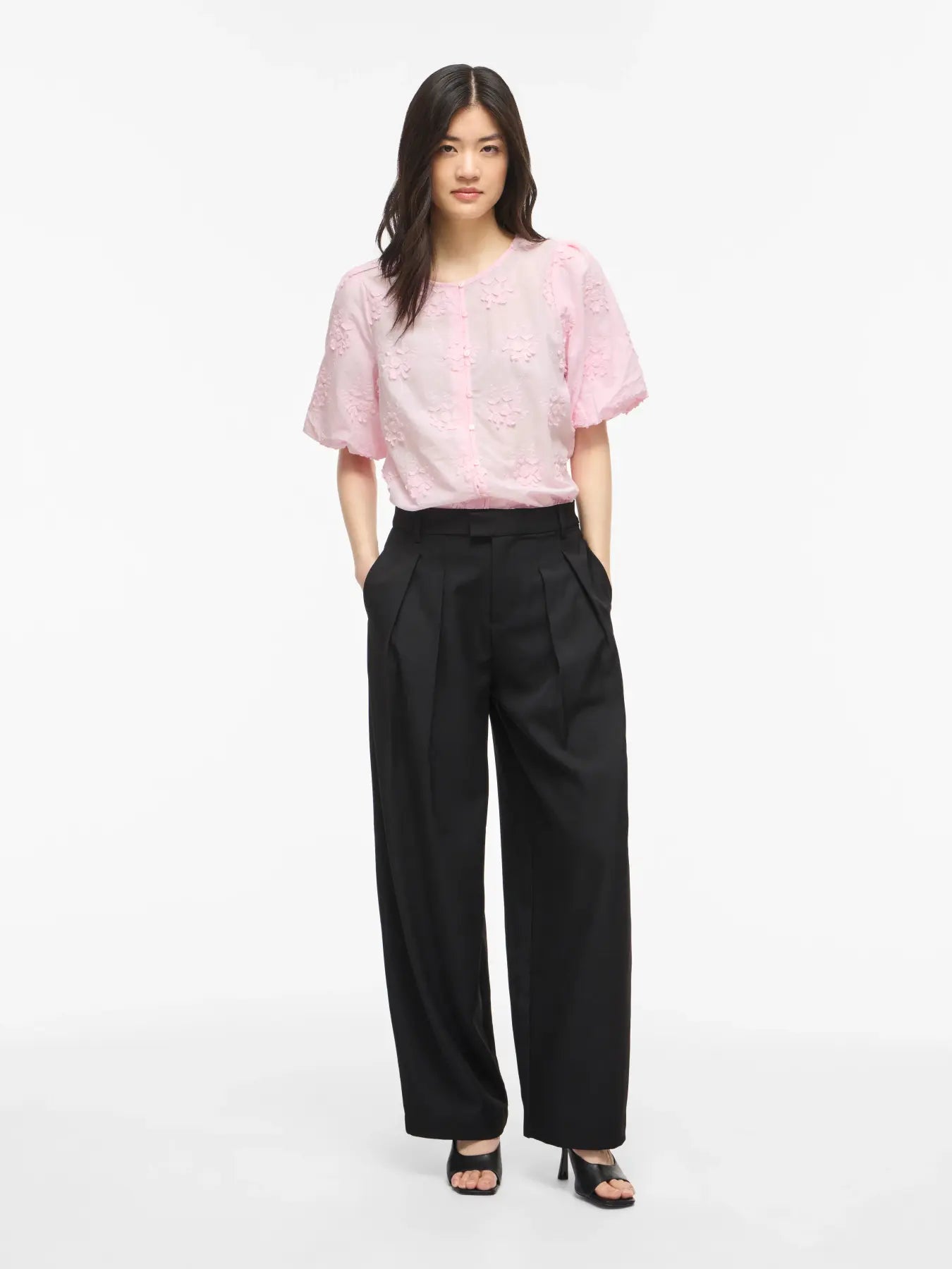 Bluse med frontlukning og korte ærmer i rosa nuance