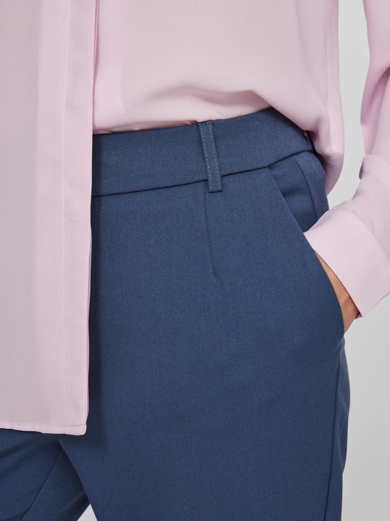Nærbillede: talje og bæltestropper – VIVARONE HW Slim Pant