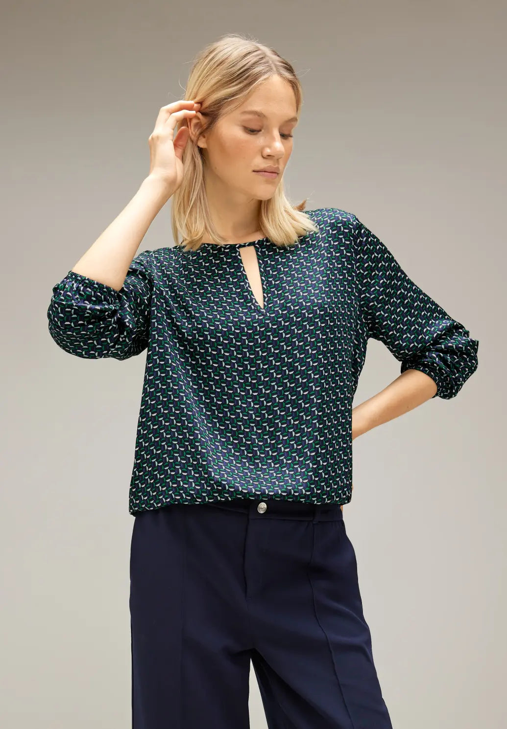 Street One printed satin blouse 344194 – Gentle Green, rund hals med keyhole og lange ærmer