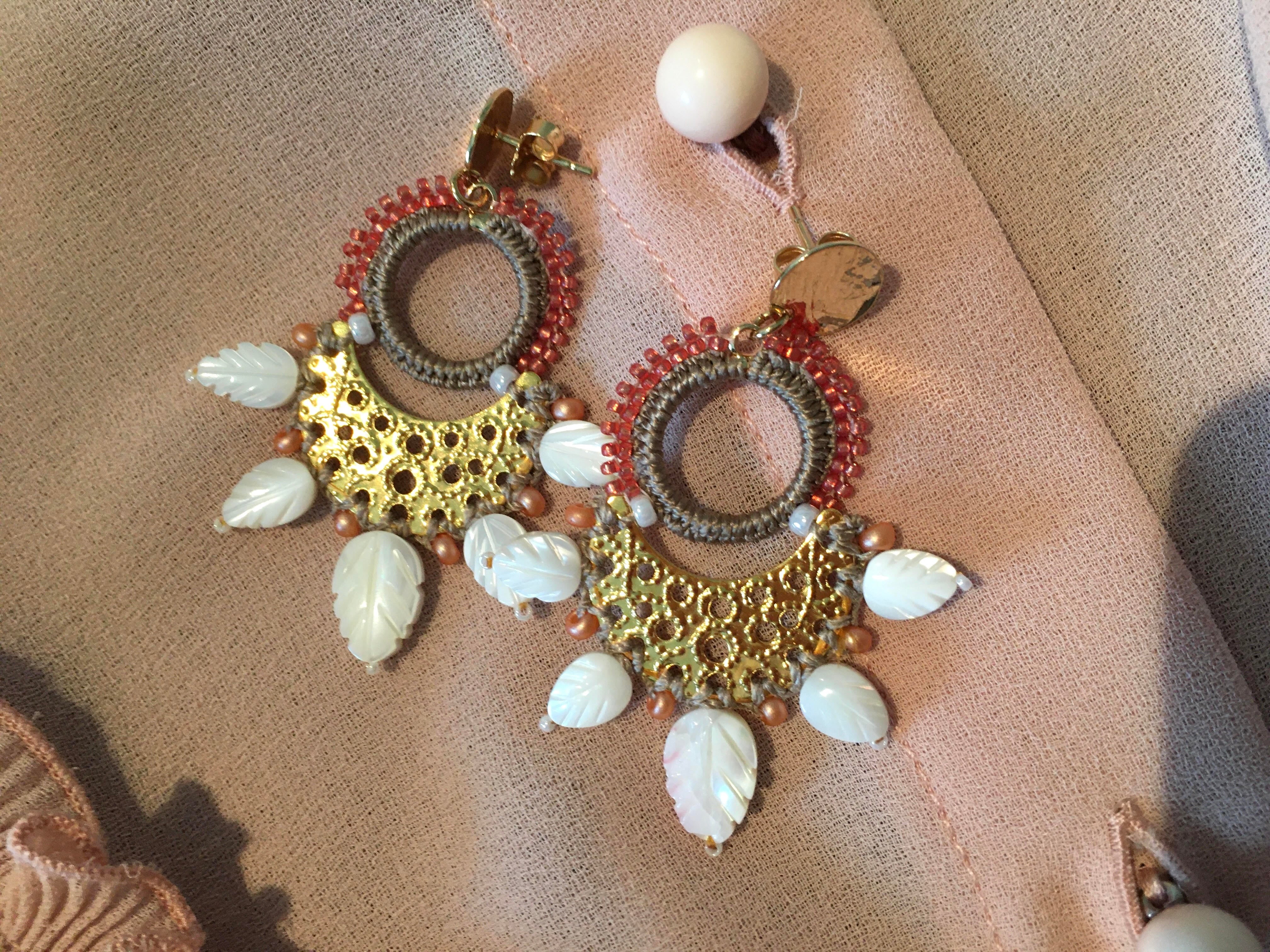 Maq Jewelry statement øreringe i guld og coral med hvide perlemorsblade
